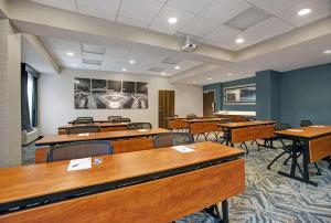 een klaslokaal met tafels en stoelen in een kamer bij Hampton Inn Greenville/Woodruff Road in Greenville