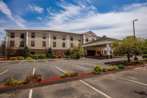 a parking lot in front of a building at Hampton Inn Hadley-Amherst Area in Hadley