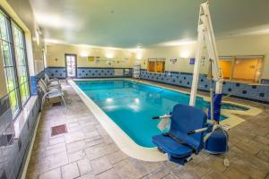 uma grande piscina com um baloiço num quarto de hotel em Hampton Inn Hadley-Amherst Area em Hadley