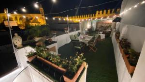 una vista aérea de un patio con mesas y plantas en Apartamento con Terraza,a 100m playa Costilla y Frente al Castillo, en Rota