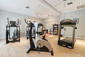 un gimnasio con varias máquinas de correr en una habitación en Park Shore Resort, en Naples