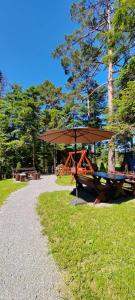 Um jardim no exterior de Apartmani Borova Iglica Divčibare