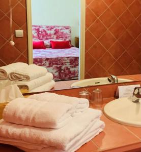 uma casa de banho com toalhas num balcão em frente a um espelho em Château Maucaillou em Moulis-en-Médoc