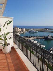 einen Balkon mit Blick auf den Yachthafen in der Unterkunft MARE FUORI APARTMENT in Civitavecchia