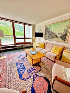uma sala de estar com um sofá e um tapete em La Valette em Isola