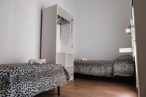 um quarto com duas camas e um espelho em Casa Rosarè em Montesilvano