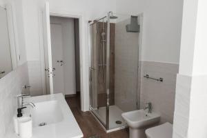 uma casa de banho com um chuveiro, um lavatório e um WC. em Casa Rosarè em Montesilvano