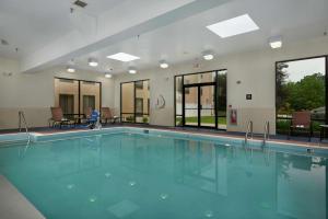 una gran piscina con una persona sentada en Hampton Inn Hanover, en Hanover