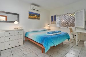 a bedroom with a bed with towels on it at Casa Bonita in Salobreña +26 photos