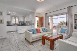a living room with a couch and a table at Casa Bonita in Salobreña