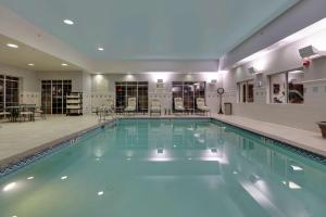 una gran piscina en una habitación de hotel con en Homewood Suites Hagerstown, en Hagerstown