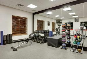 Zimmer mit einem Fitnessraum mit einer Bank und Gewichten in der Unterkunft Homewood Suites Hagerstown in Hagerstown