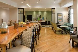 um grande e longo bar de madeira com cadeiras e mesas em Hampton Inn Hickory em Hickory