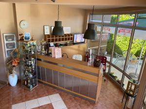 een koffieshop met een balie in een kamer met ramen bij Vila Lago in Veliko Gradište