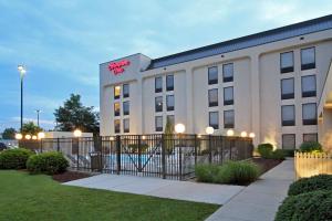 un hotel con una valla frente a un edificio en Hampton Inn Hagerstown, en Hagerstown