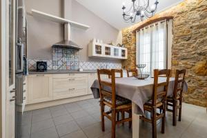 una cucina con tavolo e sedie in una stanza di Hauzify I Casa Palou a Palamós