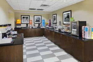 A restaurant or other place to eat at Hampton Inn Hinesville