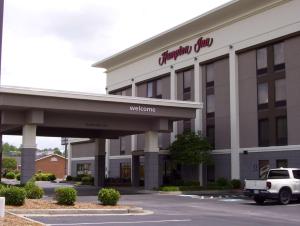 una vista frontale di un ospedale con una macchina parcheggiata in un parcheggio di Hampton Inn - Hillsville a Hillsville