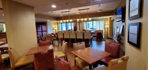 een eetkamer met tafels en stoelen in een restaurant bij Hampton Inn - Hillsville in Hillsville