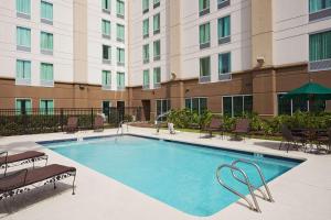 a swimming pool in front of a building at Hampton Inn Houston Near the Galleria in Houston