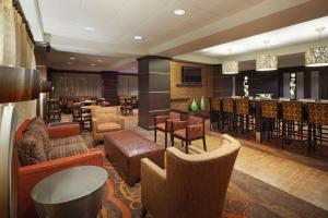um átrio do hotel com um bar e mesas e cadeiras em Hampton Inn Houston Near the Galleria em Houston