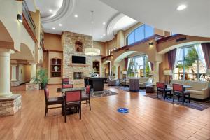 una grande stanza con una hall con sedie e un camino di Hampton Inn & Suites by Hilton Hemet Menifee Murrieta a Hemet