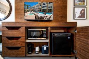 cocina con microondas y TV en la barra en Hampton Inn & Suites by Hilton Hemet Menifee Murrieta, en Hemet