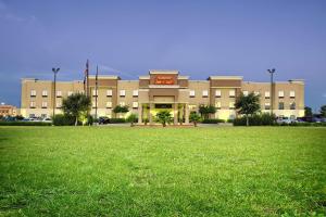 un gran edificio con césped delante en Hampton Inn & Suites Houston Rosenberg, en Rosenberg