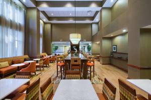 un comedor con mesas y sillas y una cafetería en Hampton Inn & Suites Houston Rosenberg, en Rosenberg