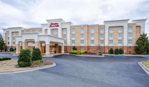 uma prestação de um hotel com estacionamento em Hampton Inn & Suites Scottsboro em Scottsboro