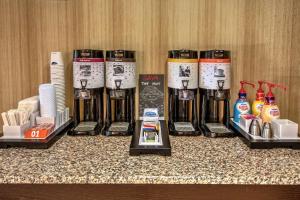 un grupo de botellas de café en un mostrador en Hampton Inn Ashland, en Ashland