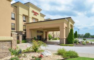 une représentation de l'avant d'un hôtel dans l'établissement Hampton Inn Harrison, à Harrison