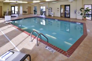 a large swimming pool in a hotel room at Hampton Inn Harrison in Harrison