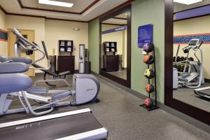 un gimnasio con cintas de correr y equipos de ejercicio en una habitación en Hampton Inn Harrison, en Harrison