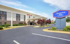 a hotel with a sign in front of it at Hampton Inn Cullman in Cullman