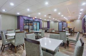 a dining room with tables and chairs in a restaurant at Hampton Inn Cullman in Cullman