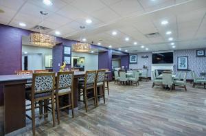库尔曼希尔顿恒庭酒店餐厅或其他用餐的地方