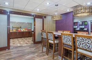 库尔曼希尔顿恒庭酒店餐厅或其他用餐的地方