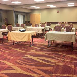 uma sala de conferências com mesas e cadeiras em Hampton Inn Hays-North of I-70 em Hays