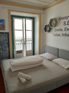 uma cama com duas almofadas num quarto em Heart of Lisbon em Lisboa