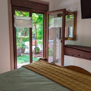 een slaapkamer met een bed en een groot raam bij Casa Rural Bilbao Caserio Gondra Alquiler Habitaciones in Mungia