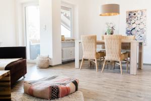 Ferienwohnung - Haus am Sonnenhang في فيرتاخ: غرفة معيشة مع طاولة طعام وكراسي