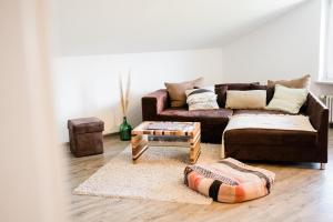 a living room with a couch and a coffee table at Ferienwohnung - Haus am Sonnenhang in Wertach