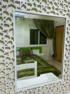 een spiegelbeeld van een bed in een slaapkamer bij 4 Seasons Guesthouse Gafait 