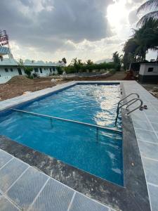 Bazén v ubytování Mybhumi Resort nebo v jeho okolí