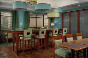 Restaurace v ubytování Hampton Inn Bermuda Run / Advance