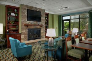 sala de estar con chimenea y muebles en Hampton Inn Bermuda Run / Advance, en Bermuda Run