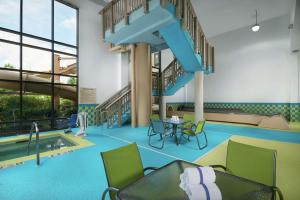 een zwembad met een glijbaan in een gebouw bij Hampton Inn Bermuda Run / Advance in Bermuda Run