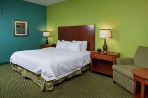 Postel nebo postele na pokoji v ubytování Hampton Inn Bermuda Run / Advance