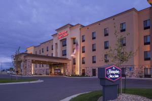 budynek hotelowy z znakiem przed nim w obiekcie Hampton Inn & Suites Williston w mieście Williston